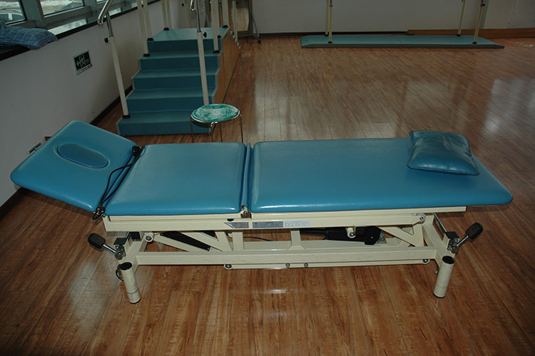 32多功能治疗床.jpg