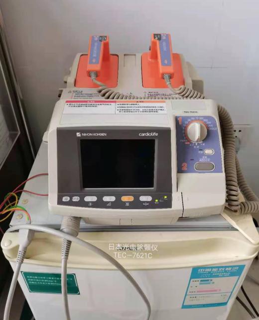 18日本电光除颤监护仪.jpg
